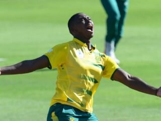 Knee injury rules Ngidi