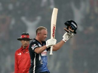 de Villiers-Hales earned a comprehensive victory for Riders