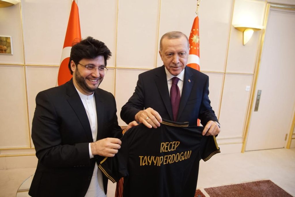 Javed Afridi gifted Peshawar Zalmi shirt to President Tayyip Erdoğan during their meeting in Geneva