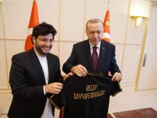 Javed Afridi gifted Peshawar Zalmi shirt to President Tayyip Erdoğan during their meeting in Geneva
