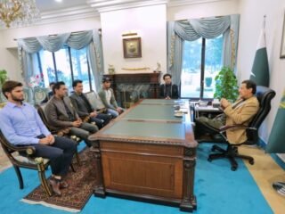 PM Imran Khan meets Lahore Qalandars and hopes they win the PSL 2022