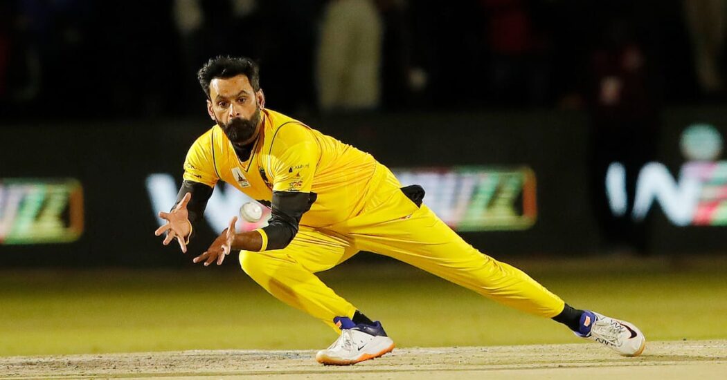 Mohammad Hafeez's record 6 wickets earned a win for Joburg Buffaloes