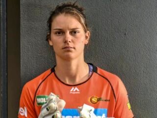 Perth Scorchers sign English international Amy Jones