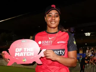Hayley Matthews's all-round genius inspires Melbourne Renegades to record chase in WBBL